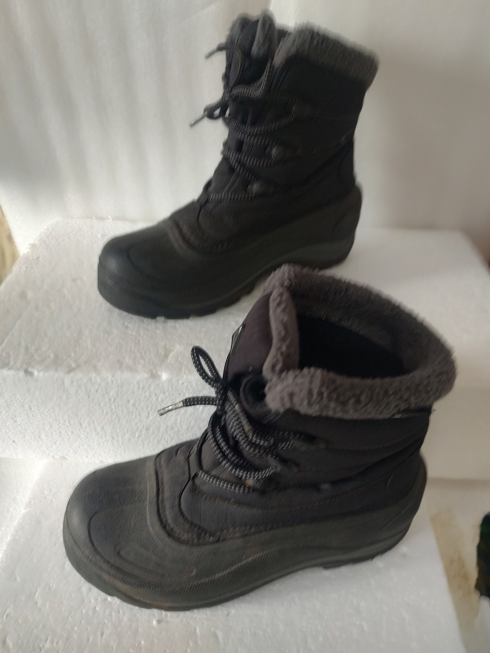 Women's Insulated Winter Snow Boots in Dark Gray Columbia Size 7.5